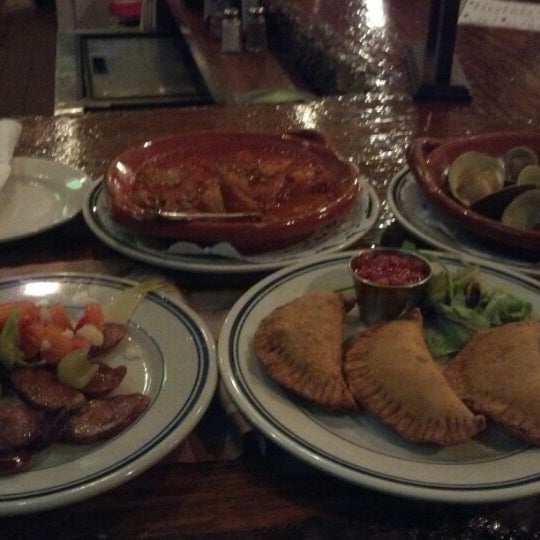 Photo prise au Sangria Tapas Bar &amp; Restaurant par Isaiah le12/2/2012