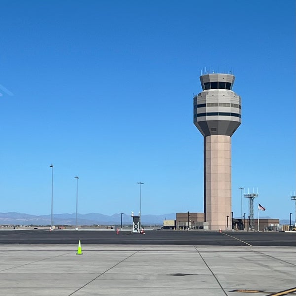 รูปภาพถ่ายที่ Phoenix-Mesa Gateway Airport (AZA) โดย Austin W. เมื่อ 4/15/2024