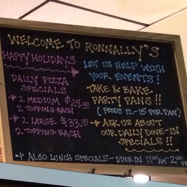 รูปภาพถ่ายที่ Ronnally&#39;s Pizza and Pasta โดย Austin W. เมื่อ 11/30/2013