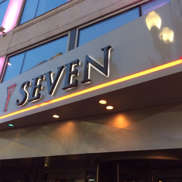 Снимок сделан в Seven Steakhouse Sushi Ultralounge &amp;  Skybar пользователем Austin W. 5/10/2015