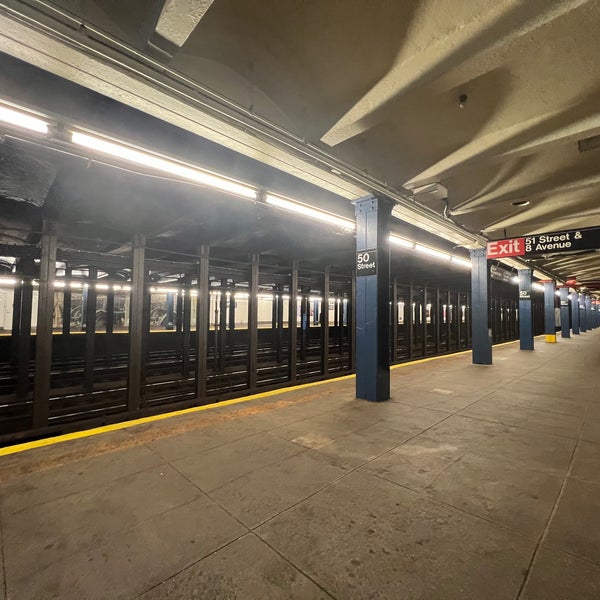 Das Foto wurde bei MTA Subway - 50th St (C/E) von Austin W. am 6/25/2022 aufgenommen