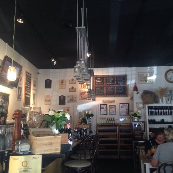 Photo prise au NiDo Caffe Italian Restaurant par Cynthia A. le6/29/2014