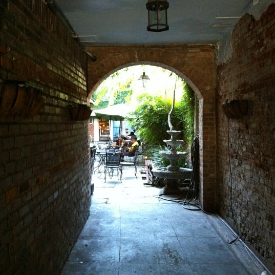 Foto scattata a Royal Blend Coffee &amp; Tea House da Todd B. il 10/20/2012