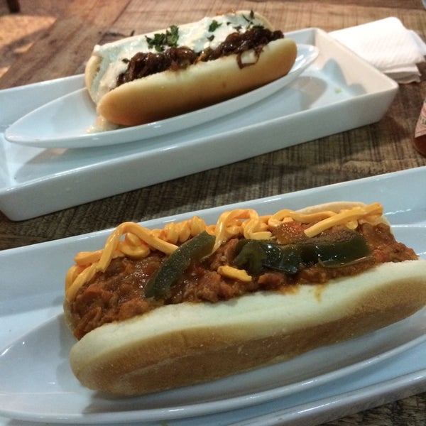 Foto tirada no(a) Überdog - Amazing Hot Dogs por Fabi P. em 7/4/2014