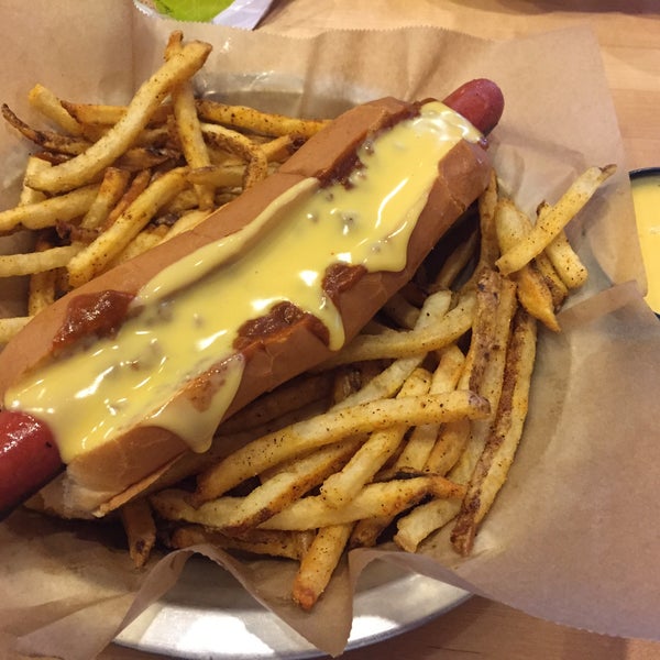 Foto diambil di Meatheads Burgers &amp; Fries oleh Eva W. pada 3/7/2015