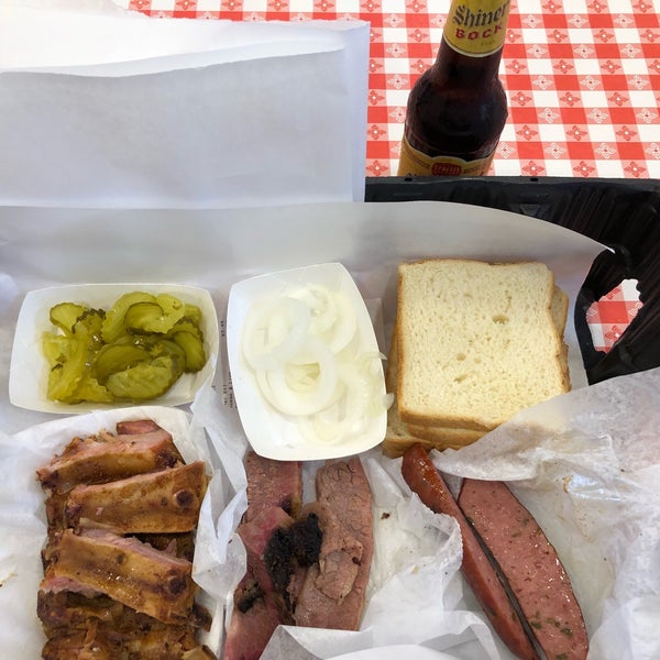 Photo taken at Rudy&#39;s Country Store &amp; Bar-B-Q by Adrián M. on 9/23/2018