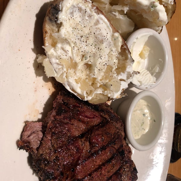 Photo taken at BJ&#39;s Restaurant &amp; Brewhouse by Adrián M. on 6/26/2019