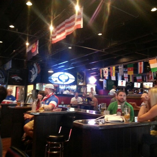 Foto scattata a The Sportsbook Bar &amp; Grill da Norma T. il 6/22/2014