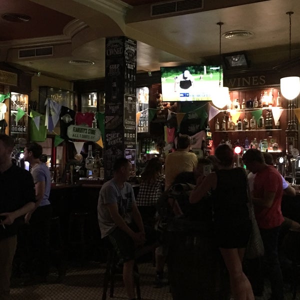 รูปภาพถ่ายที่ Flaherty&#39;s Irish Pub Barcelona โดย Sena Ç. เมื่อ 6/19/2016