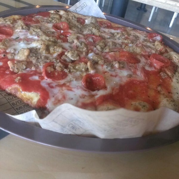 8/15/2013 tarihinde Mark T.ziyaretçi tarafından Pieology Pizzeria'de çekilen fotoğraf