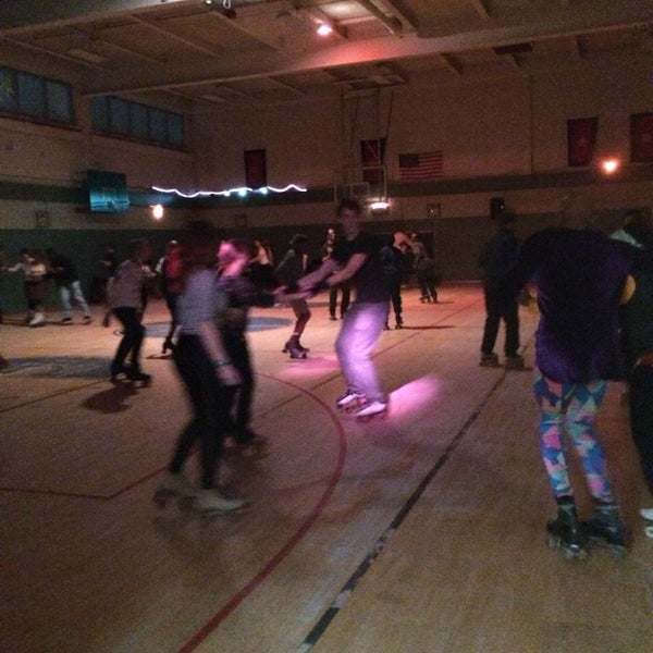 2/13/2014 tarihinde Laura B.ziyaretçi tarafından Crazy Legs Skate Club'de çekilen fotoğraf