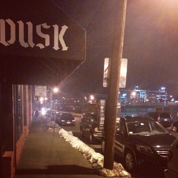 รูปภาพถ่ายที่ Dusk โดย Aaron P. เมื่อ 2/22/2014