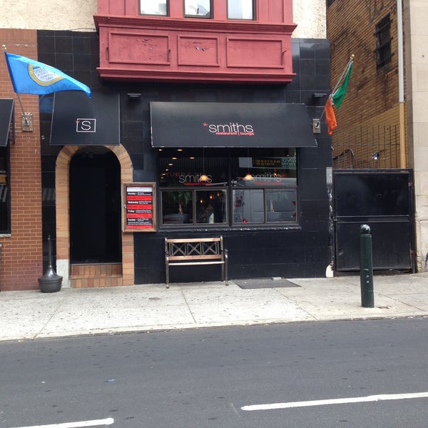 5/6/2013 tarihinde Ronald D.ziyaretçi tarafından Smiths Restaurant &amp; Bar'de çekilen fotoğraf