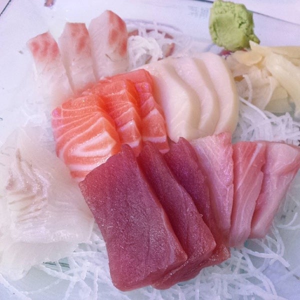รูปภาพถ่ายที่ Shiroi Sushi โดย Julia P. เมื่อ 4/20/2014