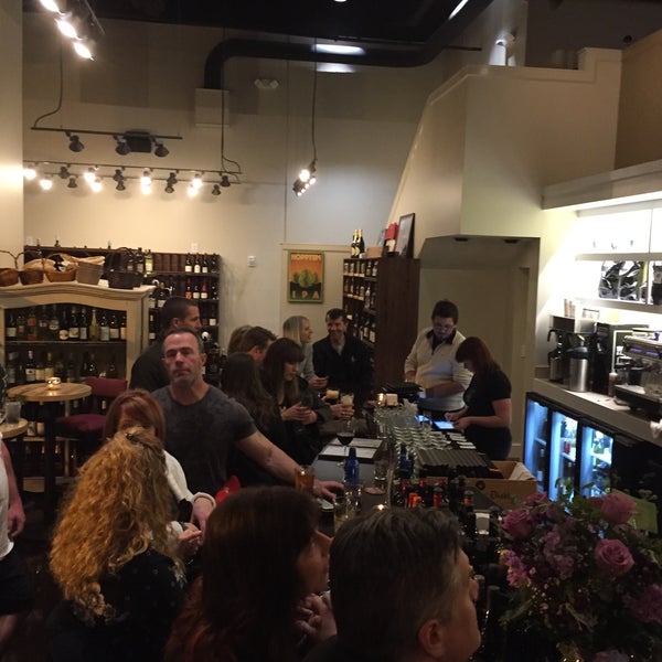 Photo taken at Grapevine Wine Shop / Wine Bar - Riverwalk by Ben U. on 2/19/2016