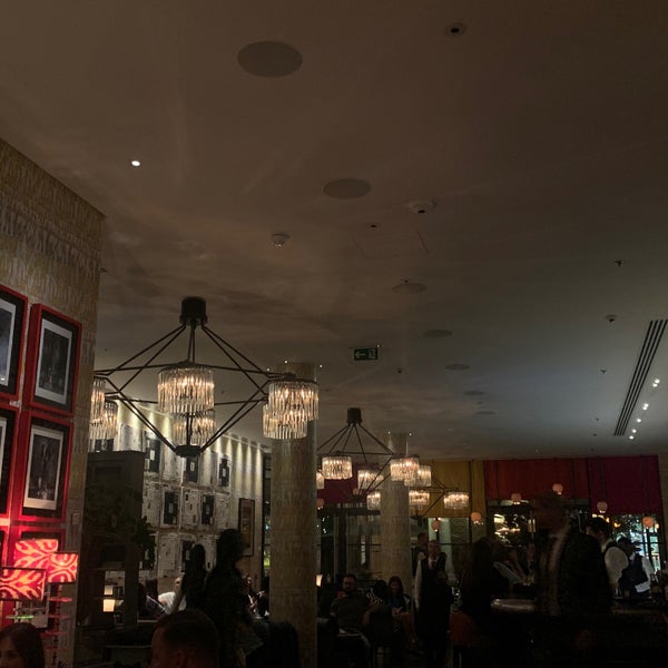 Foto diambil di Ham Yard Bar &amp; Restaurant oleh H pada 8/26/2022