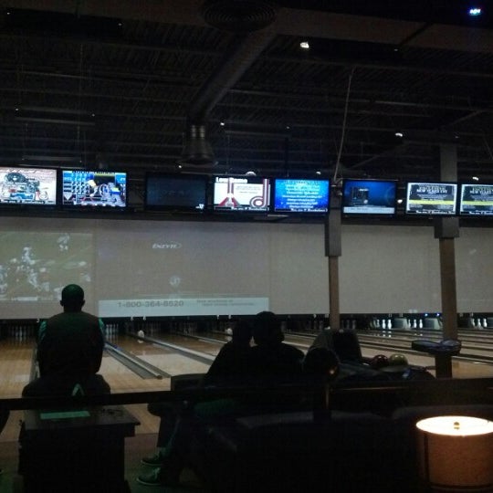 10/21/2012にJeff D.がRevolutions Bowling &amp; Loungeで撮った写真