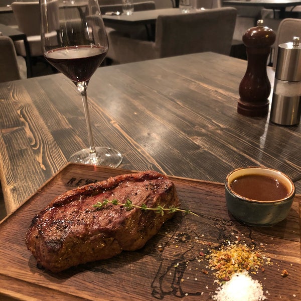 Foto tirada no(a) Red. Steak &amp; Wine por Alisa em 12/2/2018