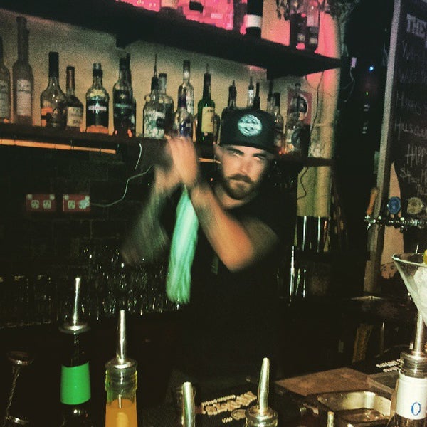 Foto tirada no(a) The Hive Bar por Marco O. em 3/15/2015