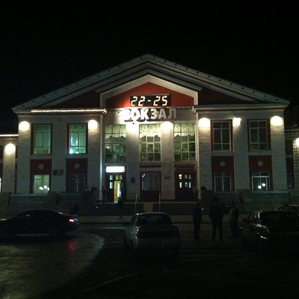Жд вокзал барнаул телефон. Вокзал Барнаул ночью. Железнодорожный вокзал Барнаул. ЖД вокзал Барнаул 1915. Вокзал Барнаул 1992.