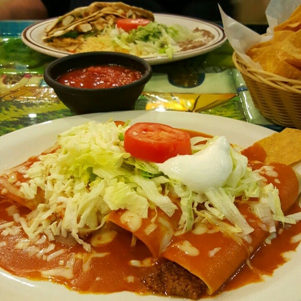 Foto scattata a El Tapatio Mexican Restaurant da Terry B. il 11/4/2015