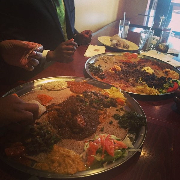 Foto tirada no(a) Etete Ethiopian Cuisine por Baldheadqueen em 2/18/2015