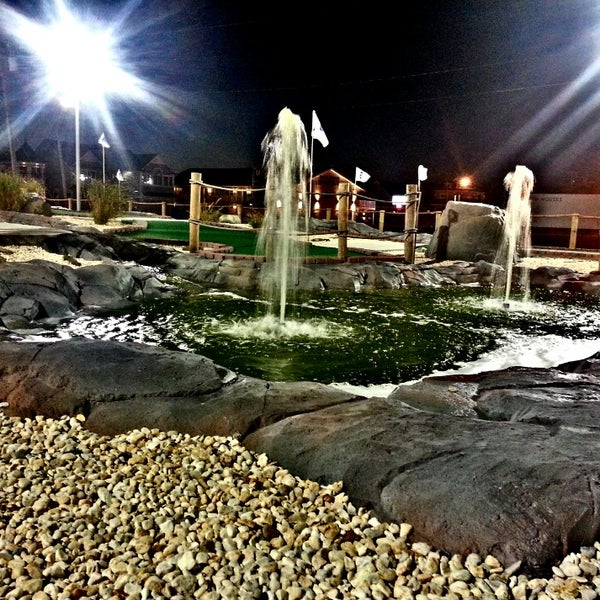Photo taken at Lighthouse Point Miniature Golf Club by Mr. Errico on 9/13/2013
