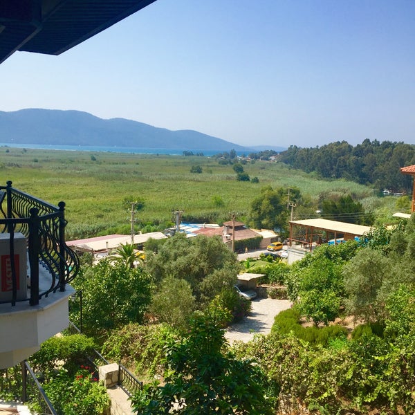 Снимок сделан в Villa Marine Hotel &amp; Restaurant пользователем Ugur İ. 8/20/2015