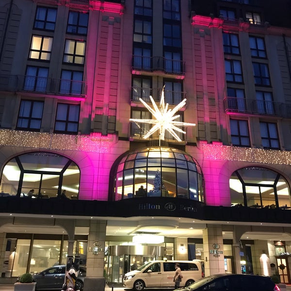 Foto tirada no(a) Hilton Berlin por Maria R. em 12/19/2019