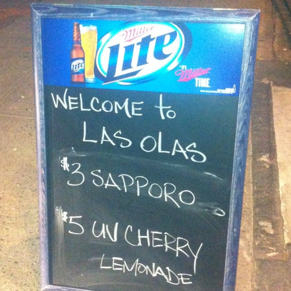 รูปภาพถ่ายที่ Las Olas Sushi Bar and Grill โดย Laura L. เมื่อ 2/2/2013