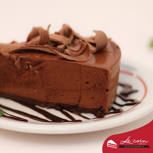 Depois de um almoço delicioso, nada melhor do que uma sobremesa à altura. Nossa torta de chocolate vai fechar seu break no Le Coin com chave de ouro. Não deixe de experimentar!