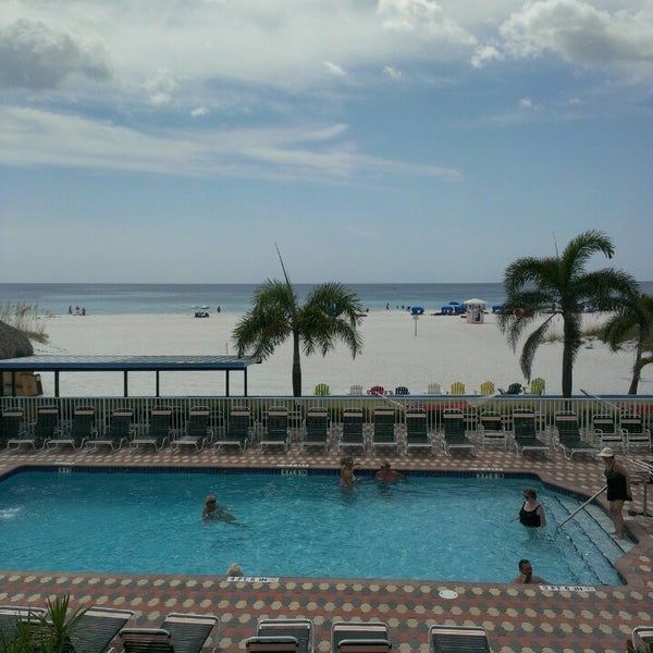 Foto diambil di Plaza Beach Hotel - Beachfront Resort oleh Rhorie M. pada 8/26/2013