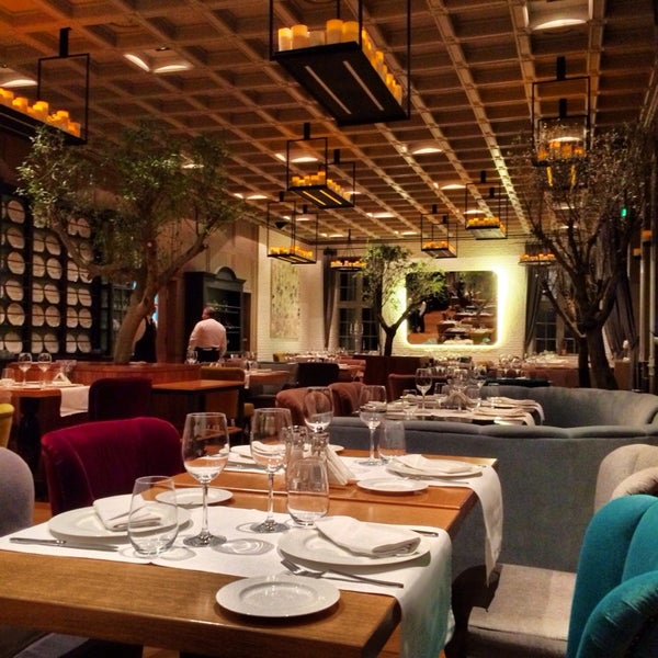 Foto diambil di Diplomat Restaurant oleh Catalin C. pada 2/11/2014
