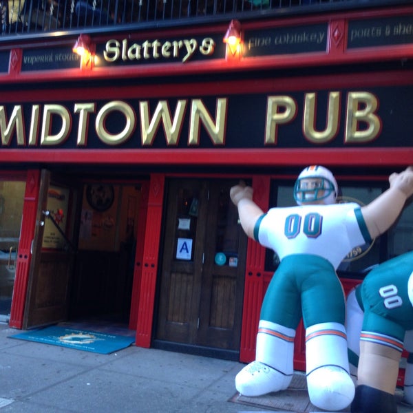 Photo taken at Slattery&#39;s Midtown Pub by Michelle G. on 9/20/2015