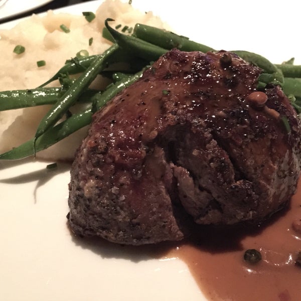Off HRW menu 6 OUNCE TENDERLOIN BEEF FILETwith buttermilk mashed potato, sautéed haricots verts and cognac pepper sauce. Really good only complaint was they are heavy handed with the salt.