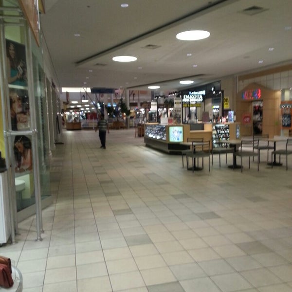 รูปภาพถ่ายที่ Meridian Mall โดย John K. เมื่อ 10/18/2013