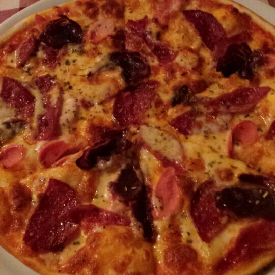 รูปภาพถ่ายที่ Fratelli Duri Pizzeria, Pera โดย Zeynep Ç. เมื่อ 6/9/2015