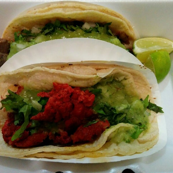 Foto tirada no(a) Tacos Morelos por Andrew F. em 10/13/2014