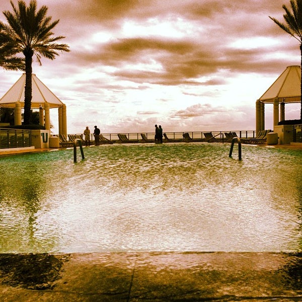 Снимок сделан в Pool at the Diplomat Beach Resort Hollywood, Curio Collection by Hilton пользователем Andrew F. 11/30/2012