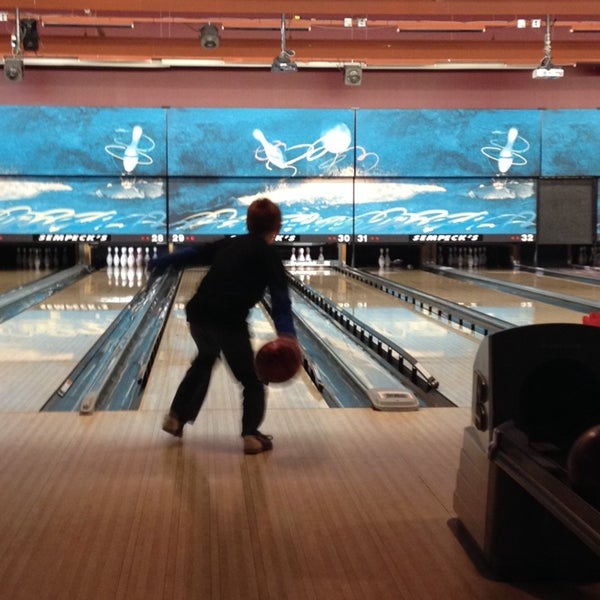11/14/2013 tarihinde Emily &.ziyaretçi tarafından Sempeck&#39;s Bowling &amp; Entertainment'de çekilen fotoğraf