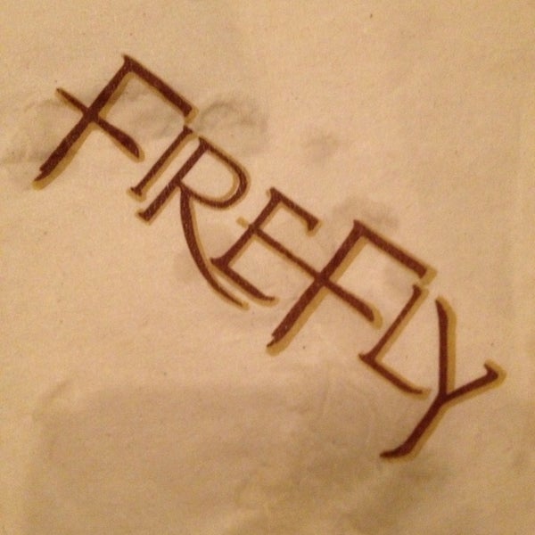 Foto scattata a Firefly Restaurant &amp; Lounge da Chloe D. il 1/4/2013
