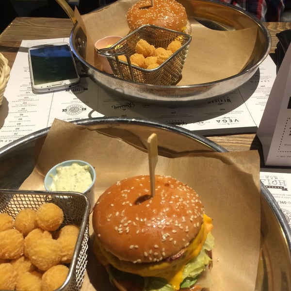 Foto scattata a Ketch Up Burgers da VR il 5/1/2015