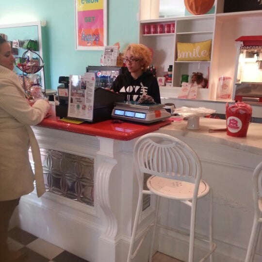 Das Foto wurde bei Lucky&#39;s Coffee, Ice Cream, and Candy Baltimore von LaTasha C. am 2/10/2013 aufgenommen