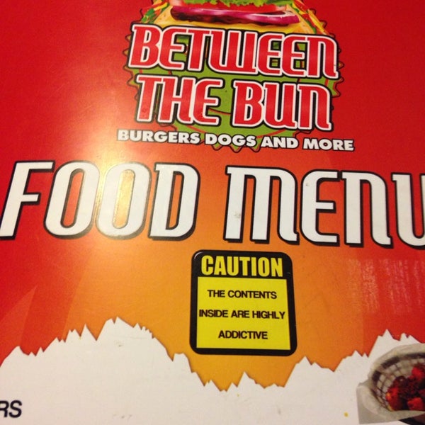 รูปภาพถ่ายที่ Between the Bun - Burgers, Dogs and More โดย Micah J C. เมื่อ 5/20/2014