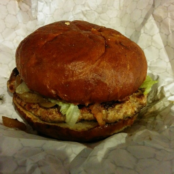 Foto tirada no(a) American Wild Burger por Todor K. em 2/16/2014