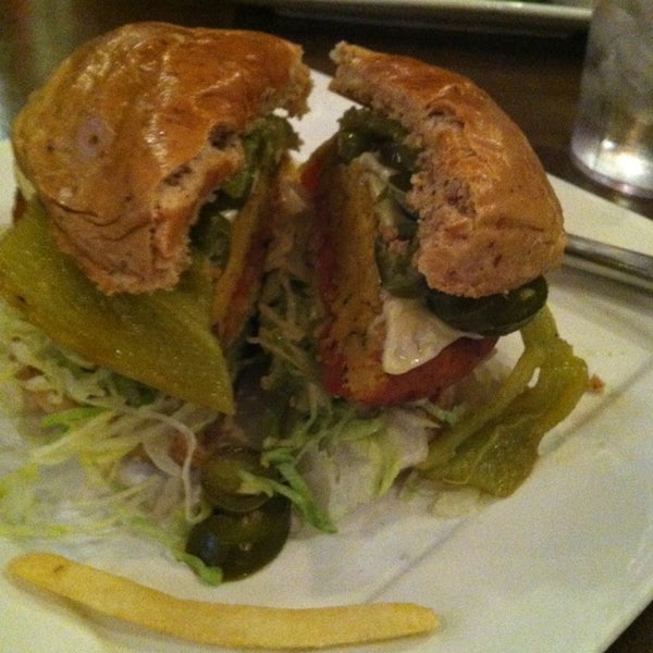 Foto scattata a Grind Burger Bar &amp; Lounge da Shay N. il 3/16/2013