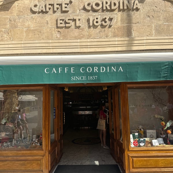 รูปภาพถ่ายที่ Caffe Cordina โดย Yücel K. เมื่อ 7/1/2023