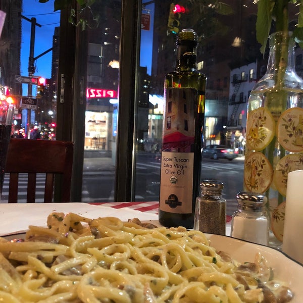 Foto diambil di Mimi&#39;s Italian Restaurant &amp; Piano Bar oleh Closed🚫 .. pada 11/4/2019
