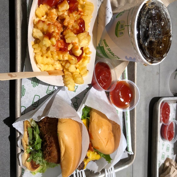Photo taken at Shake Shack by Closed🚫 .. on 11/14/2019