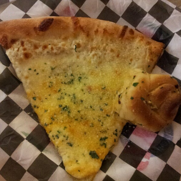 Снимок сделан в New York Pizzeria пользователем Beth B. 2/20/2013